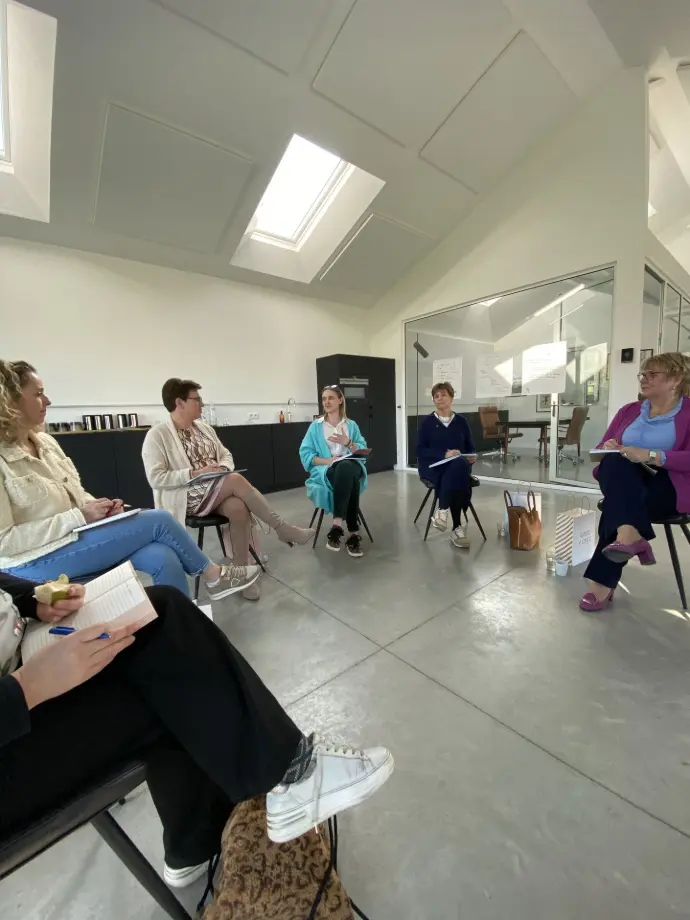 Groep ondernemers in kring